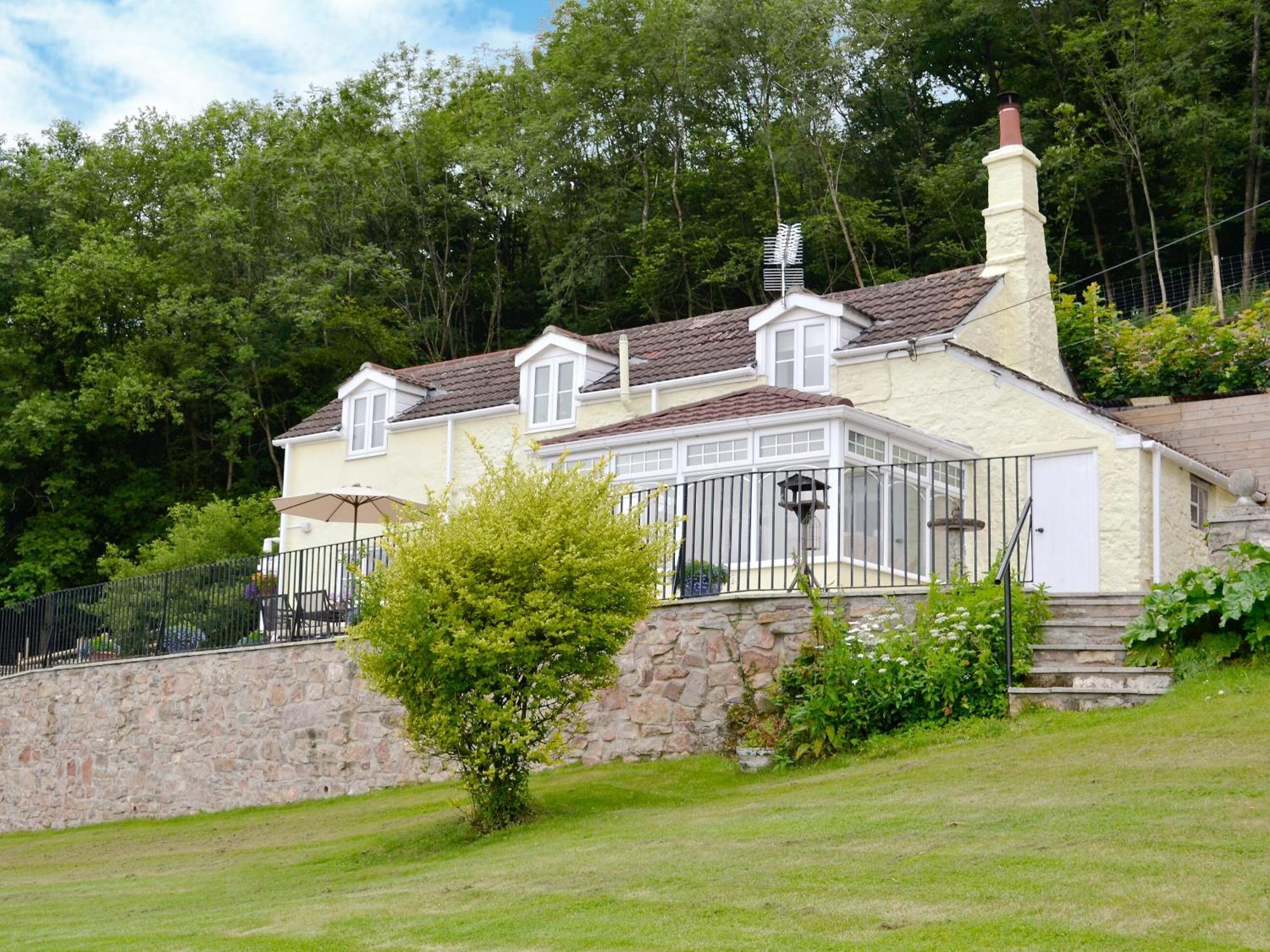 Thornhill Villa Whitchurch  Exterior photo
